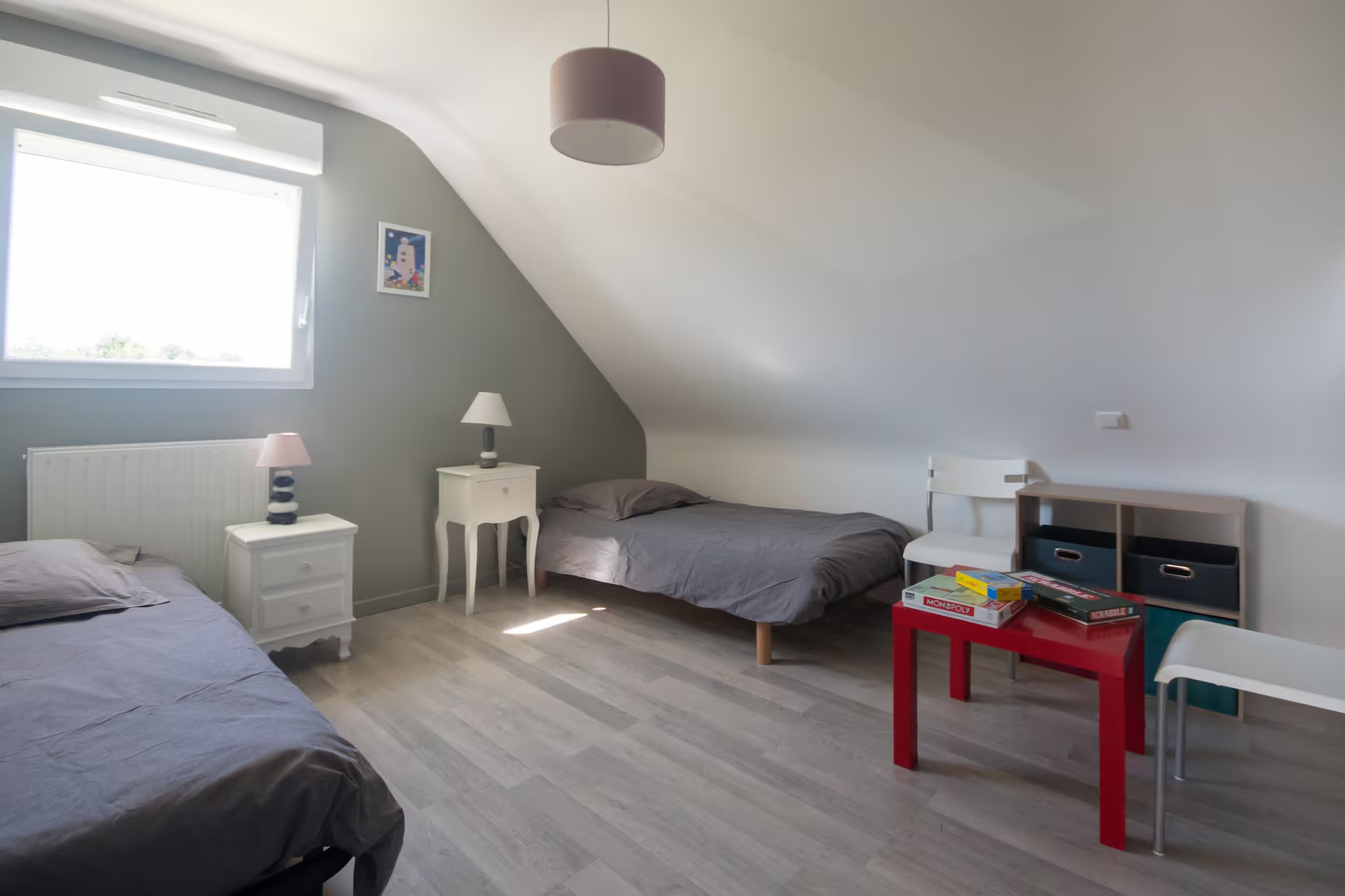 Chambre 5 à l'étage avec 2 lits simples et jeux de société