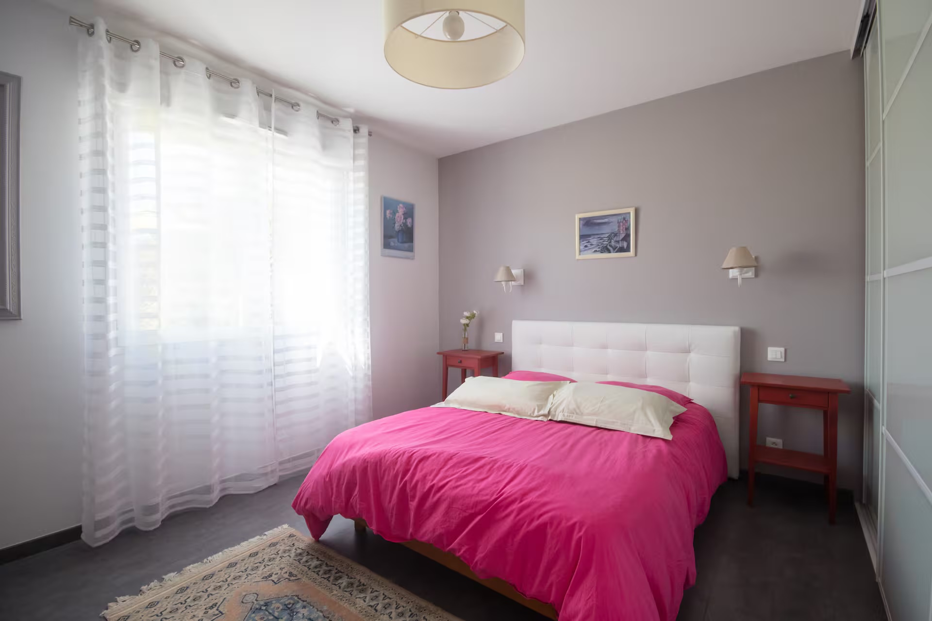 Chambre 1 au rez-de-chaussée avec lit queen