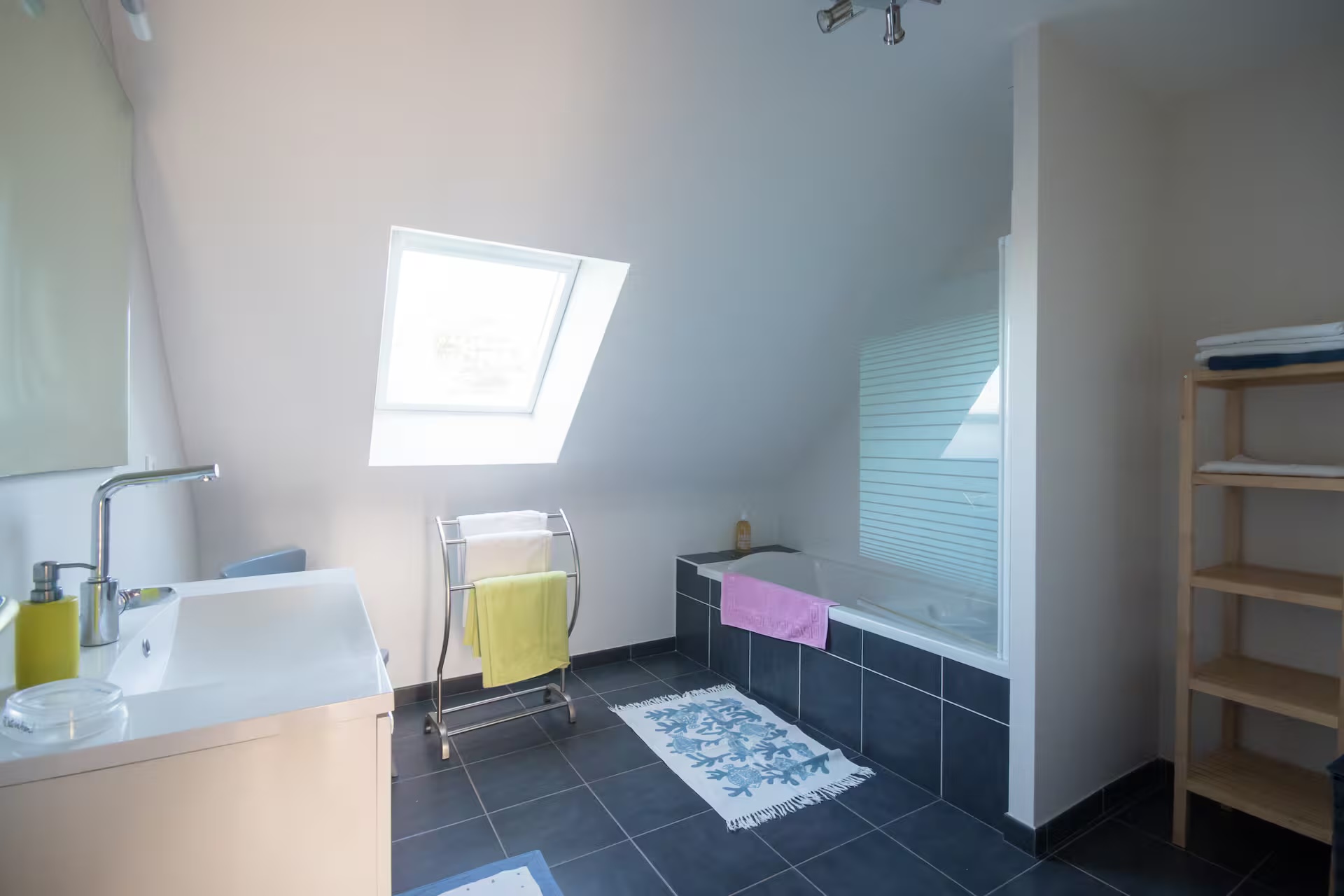 Salle de bain à l'étage avec baignoire
