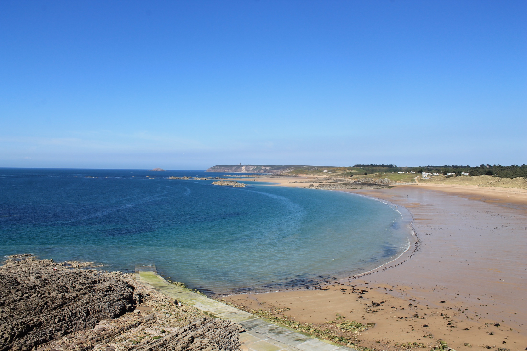 La plage de l'Anse du Croc à Pléhérel-Plage à marée basse, sable doré et eau turquoise — photo Kev22, CC BY-SA 4.0