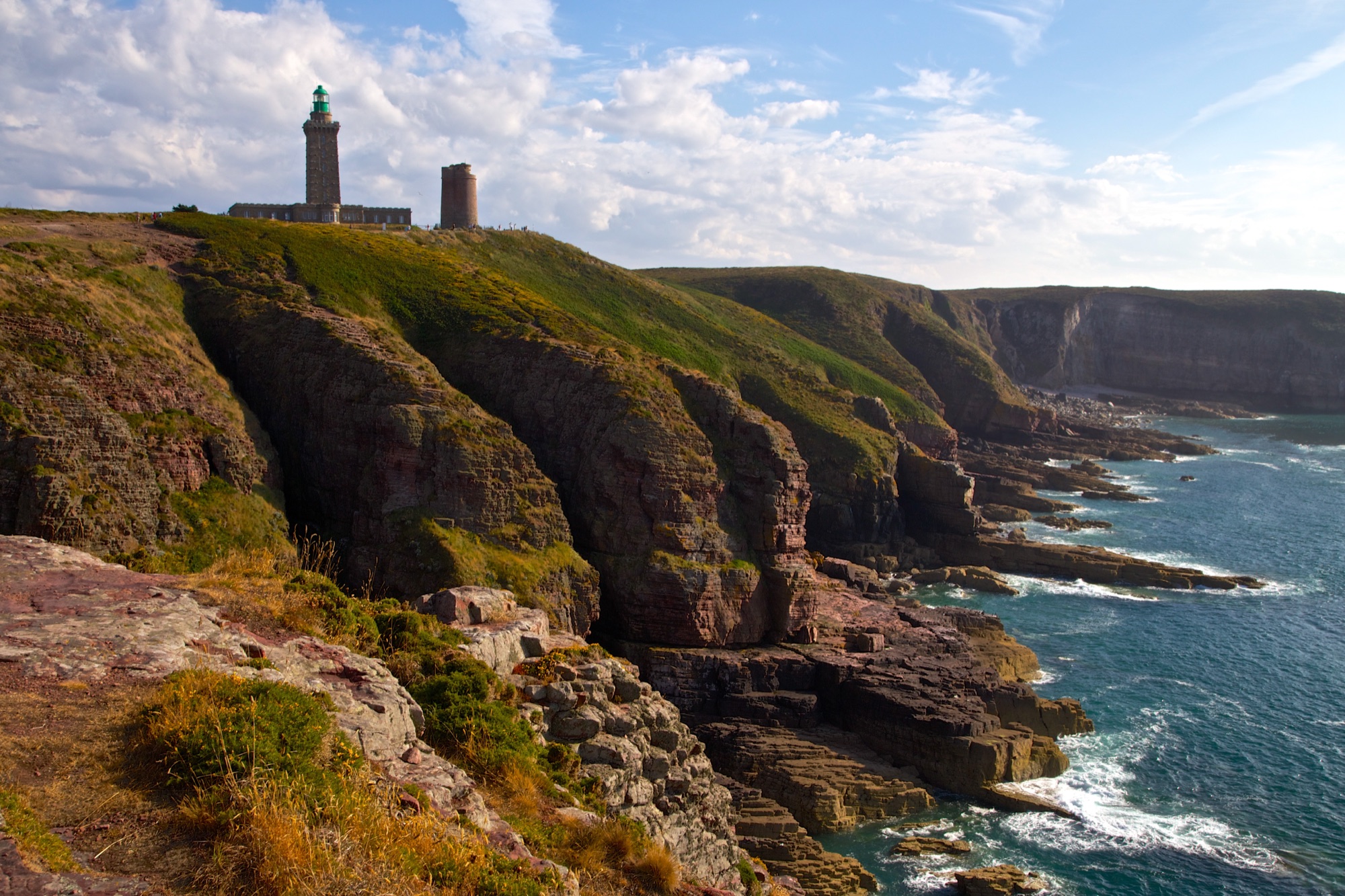 Phare et falaises de grès rose du Cap Fréhel, Côtes d'Armor — photo Jmhullot, CC BY 3.0