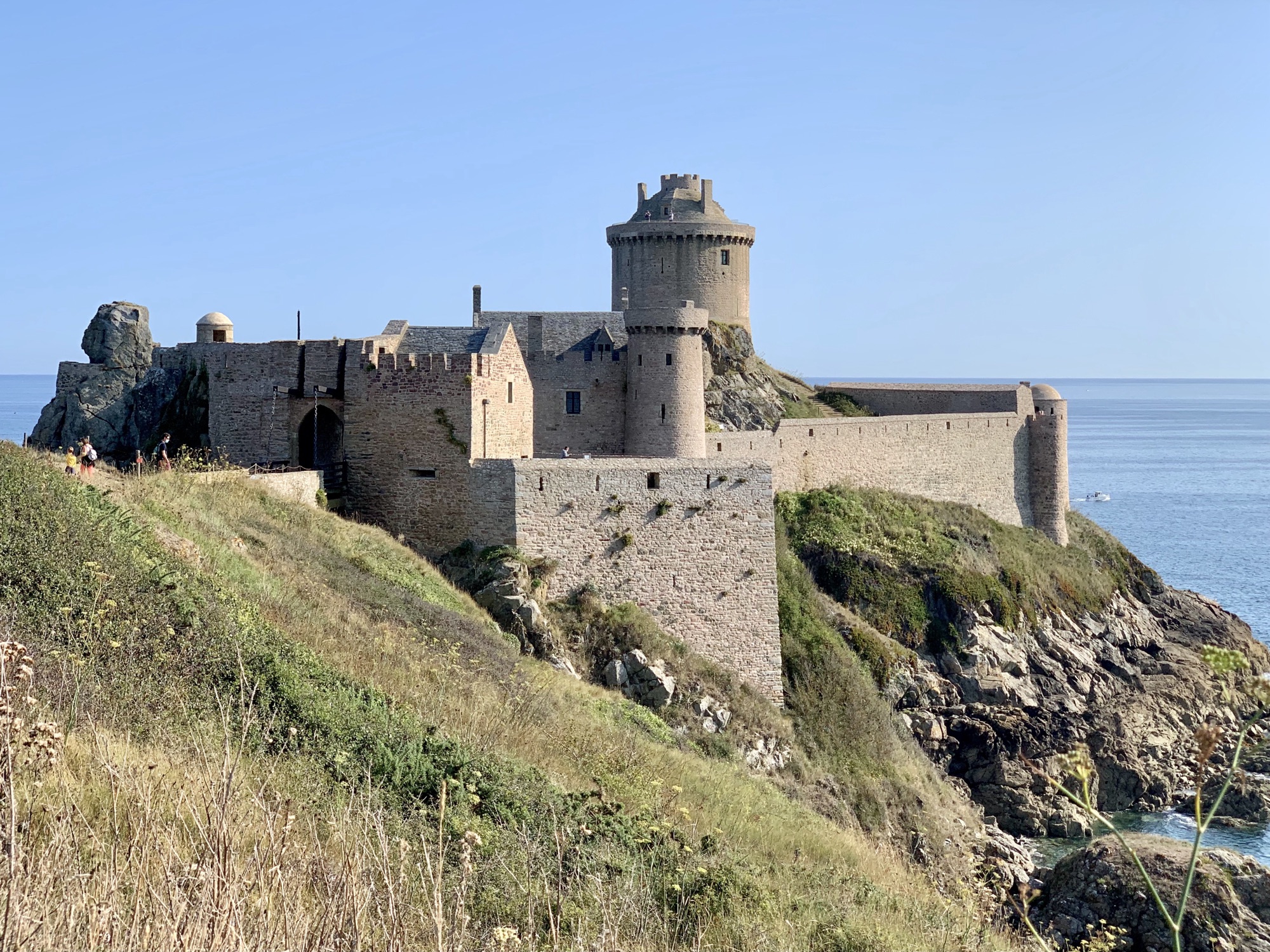 Le Fort La Latte, château perché sur la côte — photo Rundvald, CC BY-SA 4.0